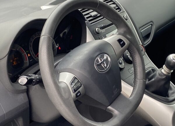 Купить Toyota Auris с пробегом в Казани - 21 фото