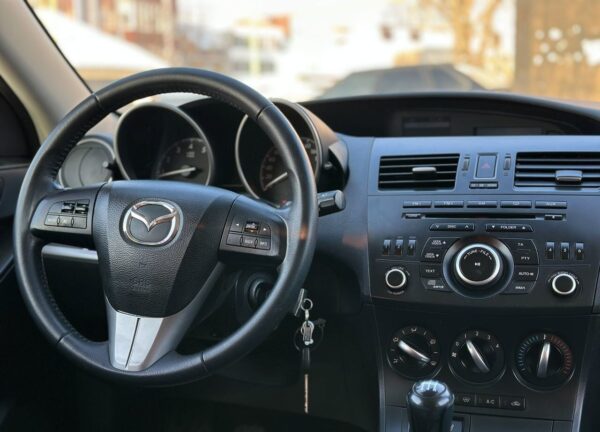 Купить Mazda 3 с пробегом в Казани - 33 фото